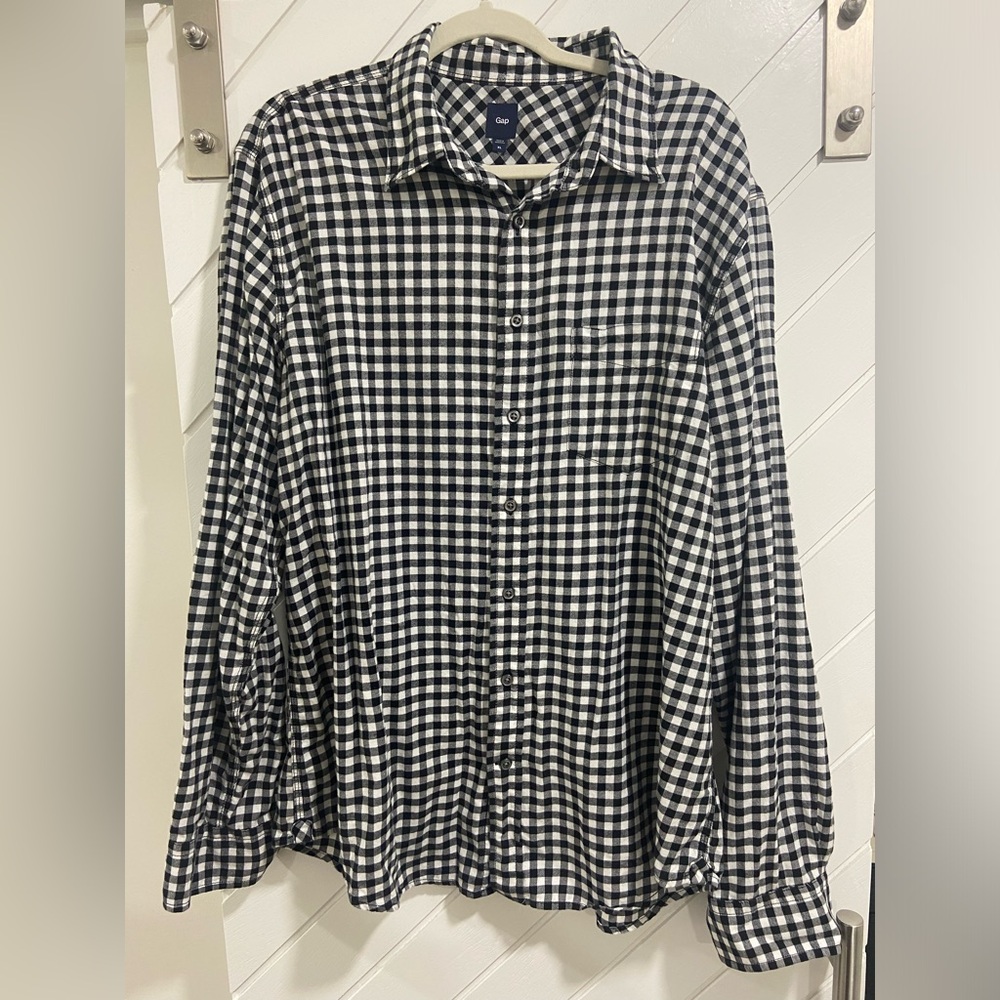 Gap black & white plaid thin flannel. Women’s XL. Like new!